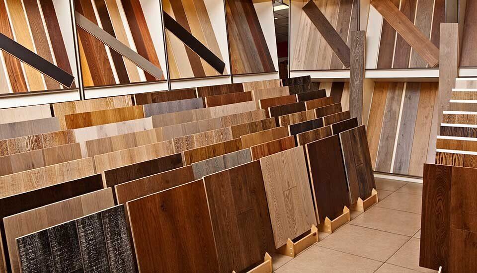 vari campioni di parquet in esposizione