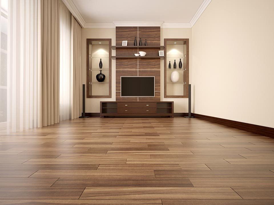 ambiente con pavimento in legno e televisione