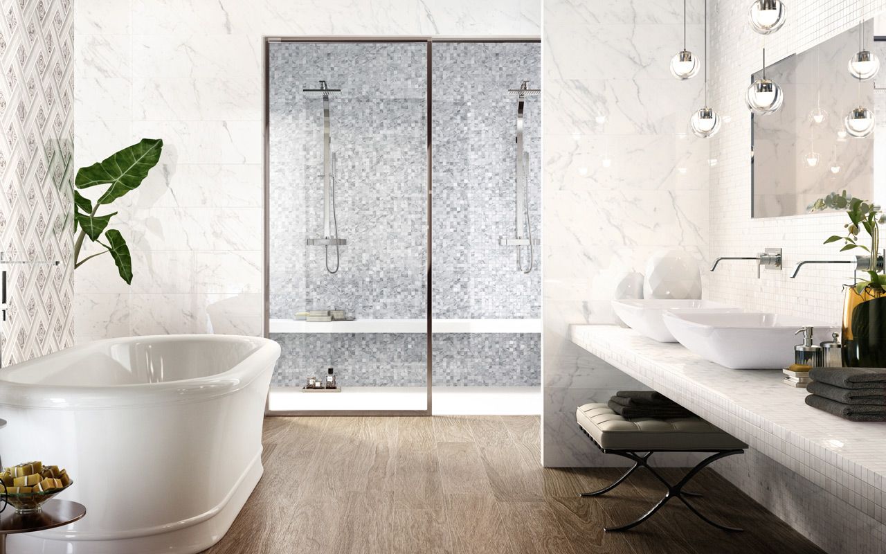 bagno con rivestimenti in mosaico