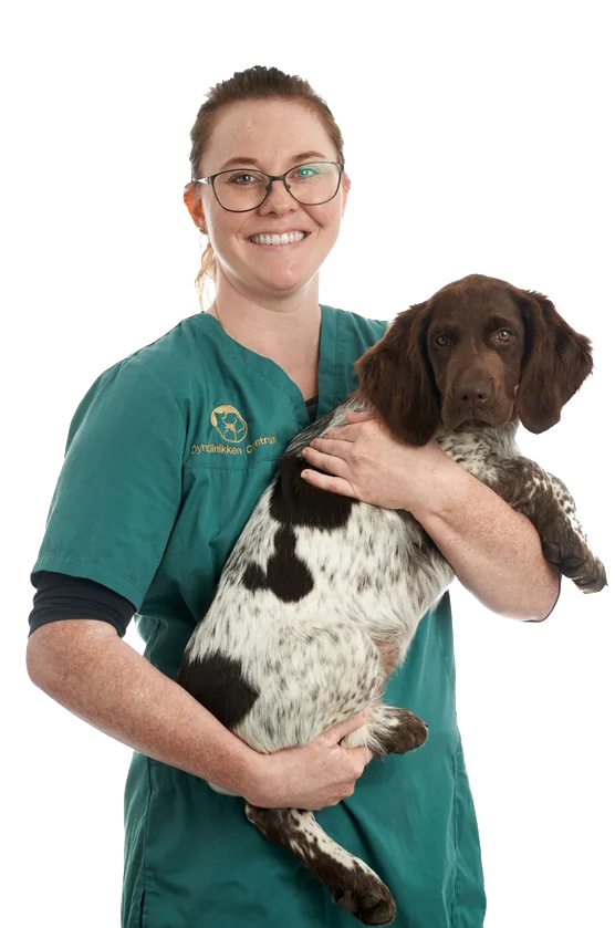 billede af dyrlæge Line Søs Larsen og hund