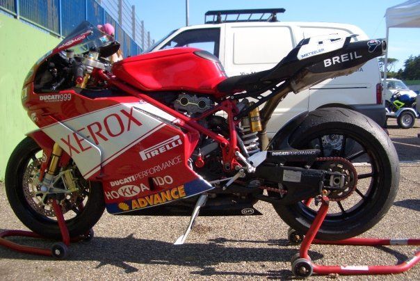 Una moto da corsa con adesivo