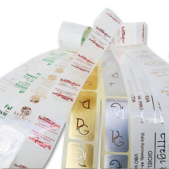 Rotoli di etichette adesive personalizzate in vari colori e finiture 