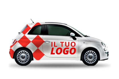 Una Fiat 500 bianca con adesivo logo