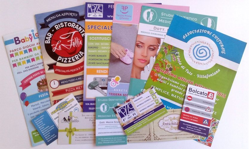 Una raccolta di biglietti da visita colorati, volantini e opuscoli promozionali 