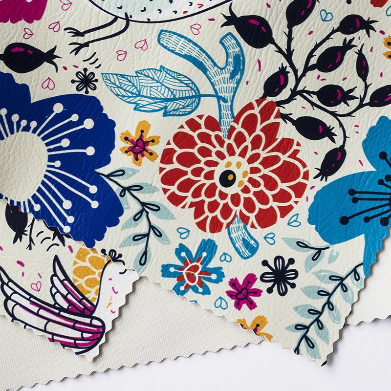 Primo piano di un tessuto con una stampa colorata