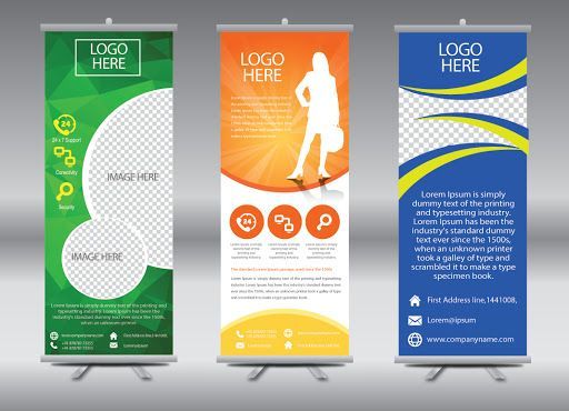 Tre modelli di banner roll-up verticali in verde, arancione e blu