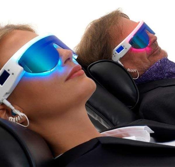 Un homme et une femme portant des lunettes de soleil avec une lumière bleue sur eux