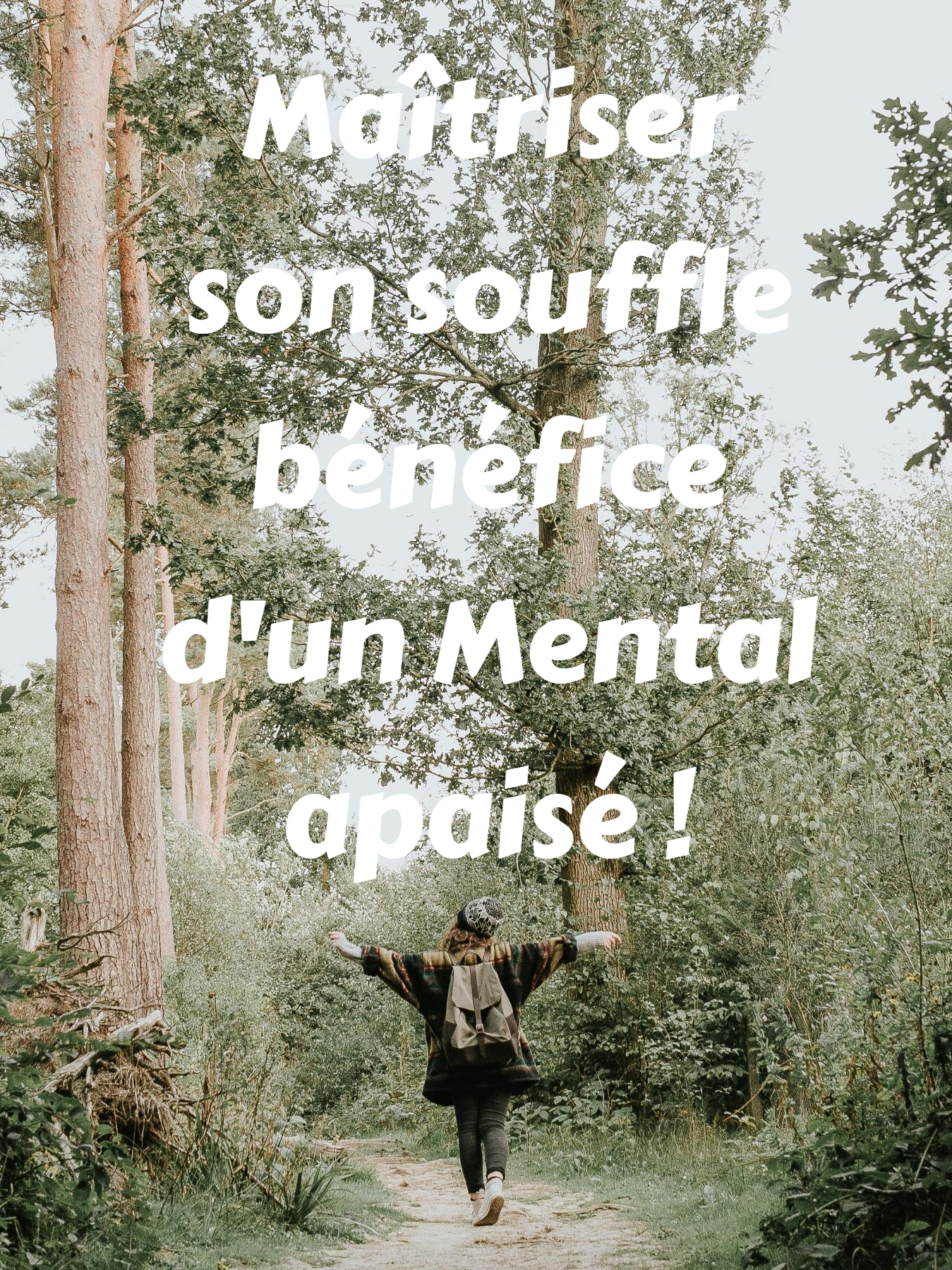 Une femme marche dans une forêt avec les bras en l'air.