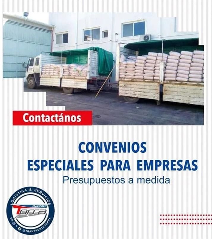 Camiones cargando bolsas, pancarta roja 