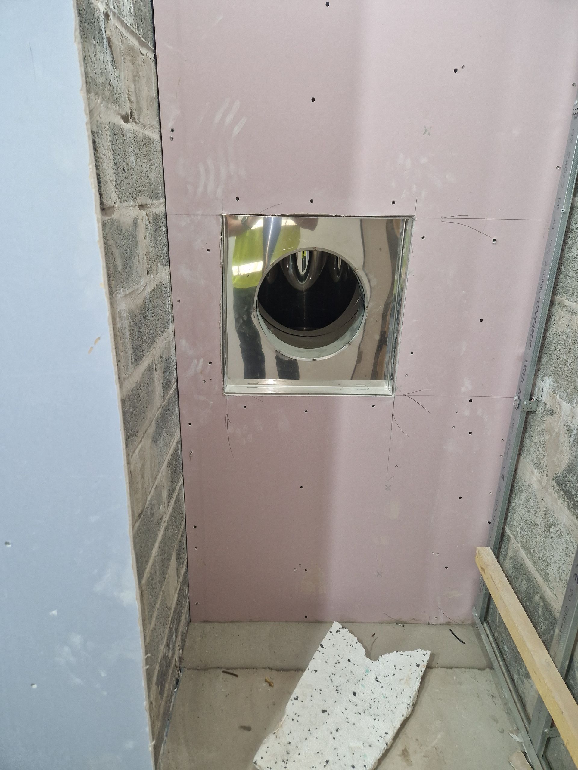 Middle door backing plate during second fix