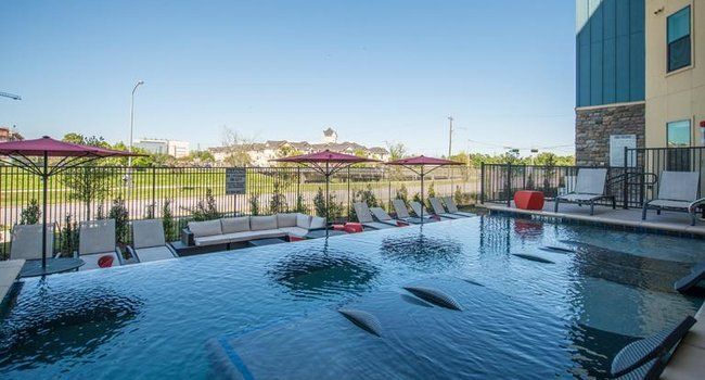 The Vue on Macgregor Apartment Homes - pool