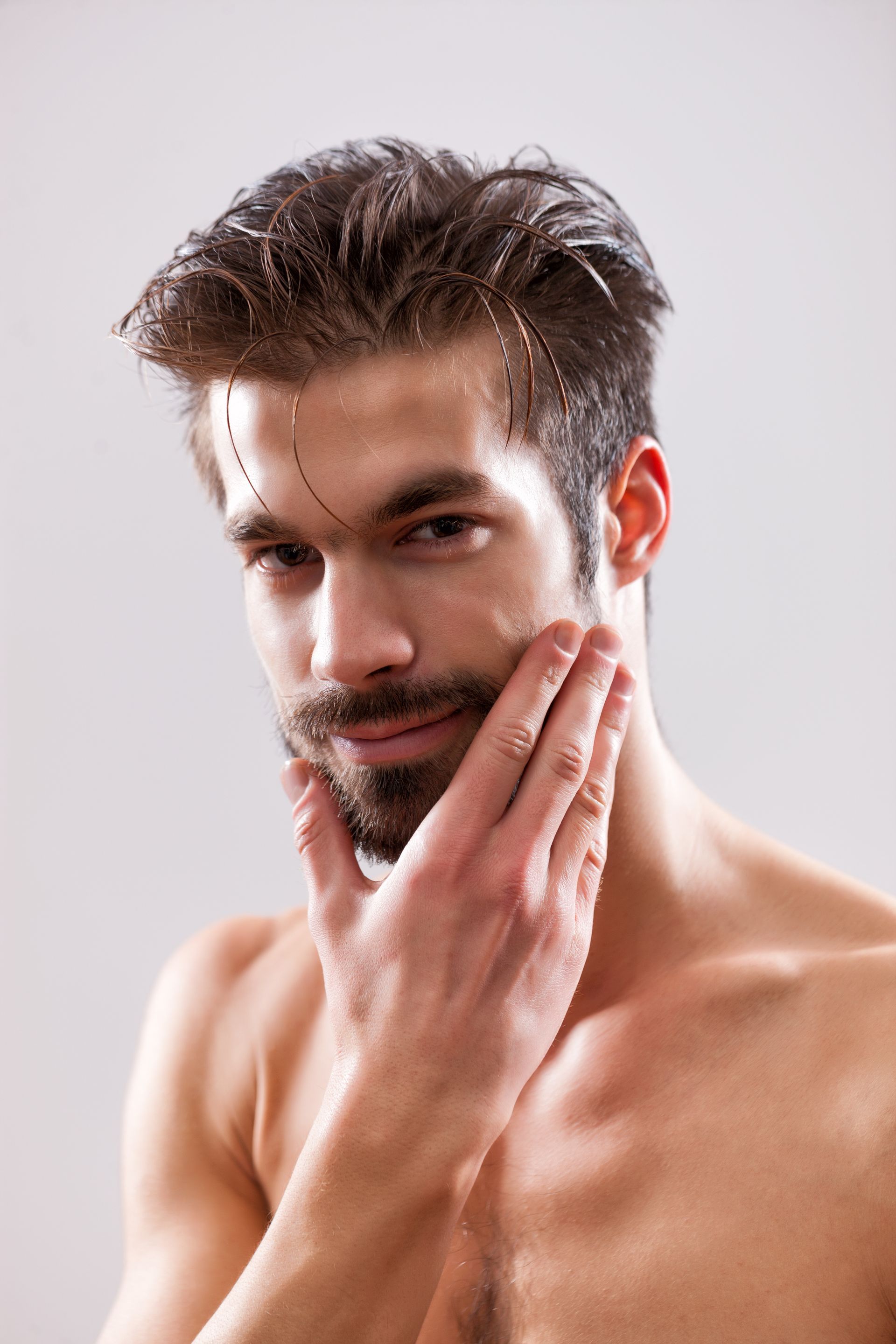 Eine Frau bekommt eine Botox-Injektion in die Lippen.