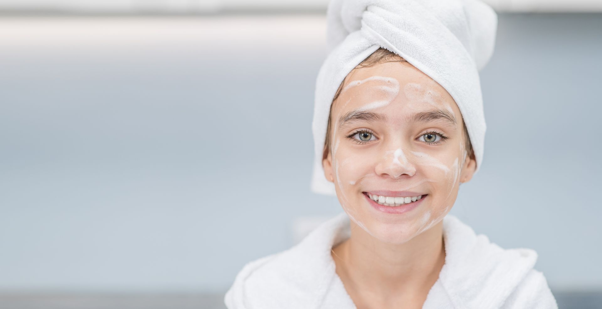 Eine Frau bekommt in einem Schönheitssalon eine Gesichtsbehandlung.
