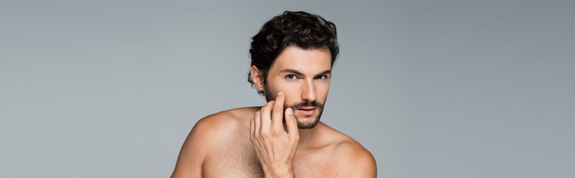 Eine Frau bekommt in einem Schönheitssalon eine Gesichtsbehandlung.