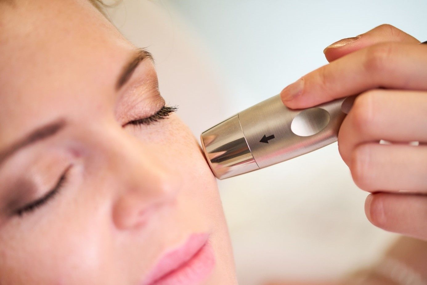Einer Frau werden die Augenbrauen mit einem Rasiermesser getrimmt.