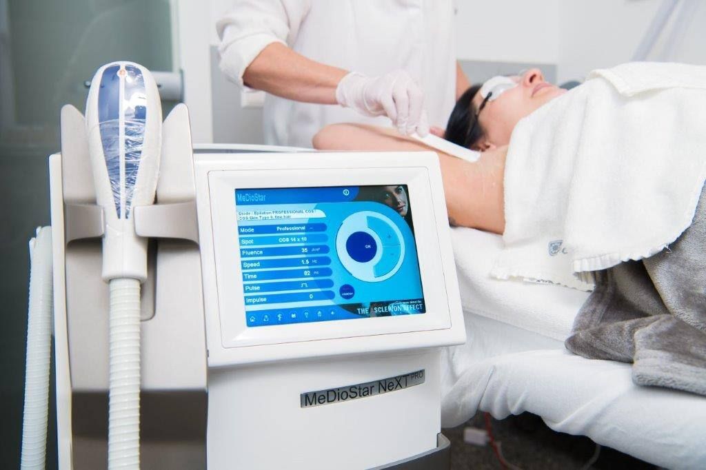 Die Frau trägt weiße Unterwäsche und einen weißen BH.