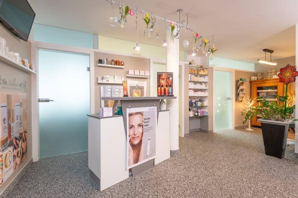 In der Mitte des Zimmers hängt ein Bild einer Frau an der Wand.