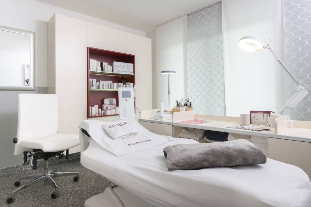 In einem Zimmer steht ein Bett mit einem Handtuch darauf.