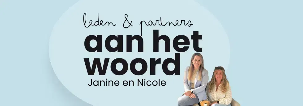 Twee vrouwen in een lichtblauwe omgeving, met de tekst