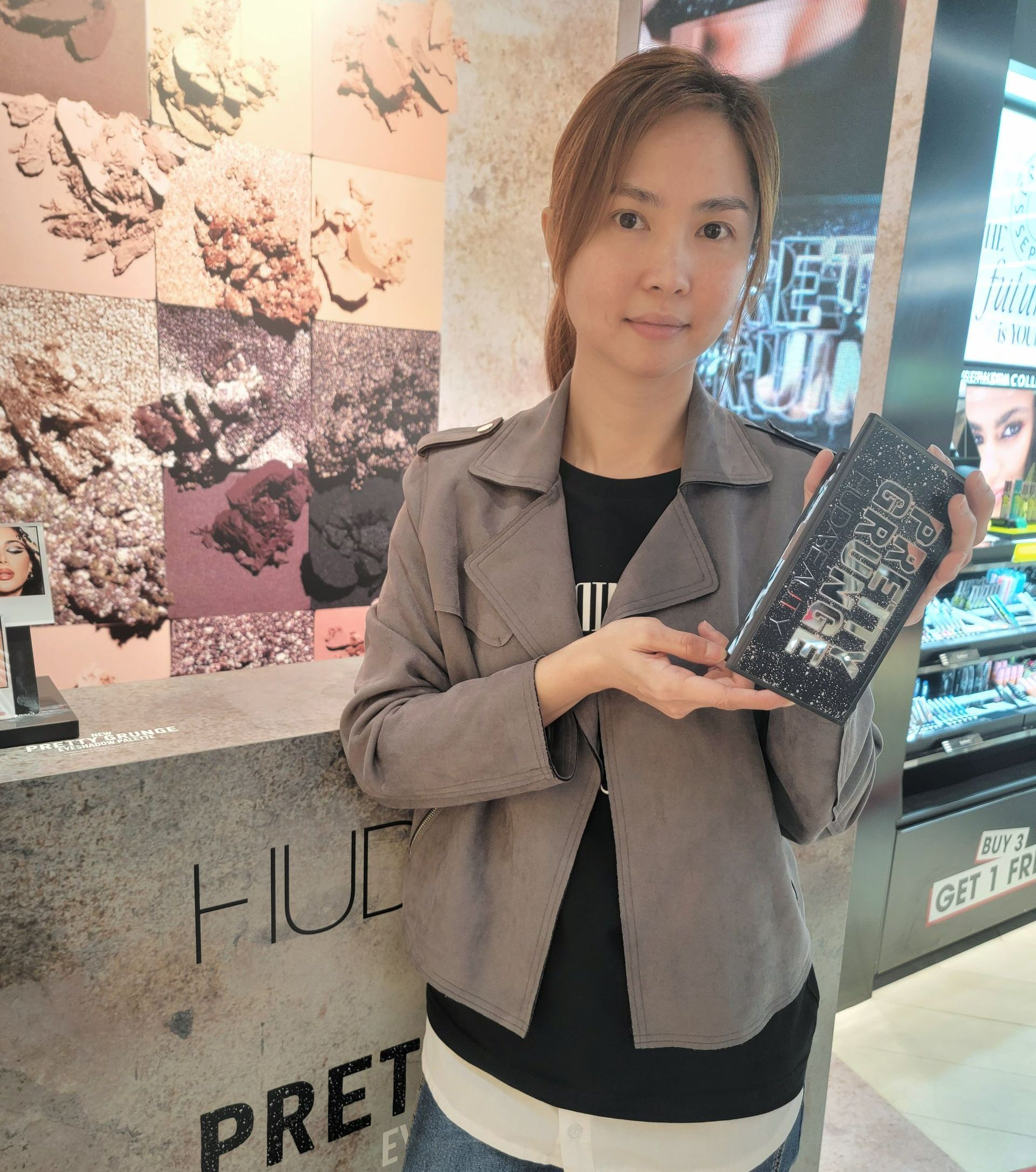 一名女子拿著手機殼站在櫃檯前。