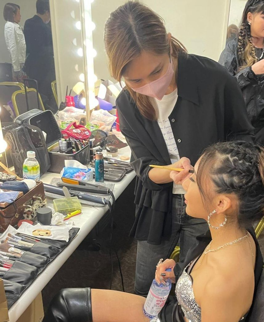 一個女人正在為另一個女人的臉化妝