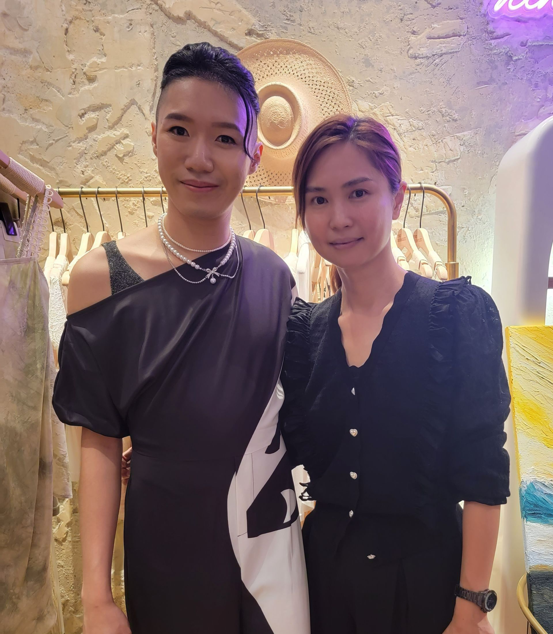 兩個女人正在商店裡一起擺姿勢拍照。