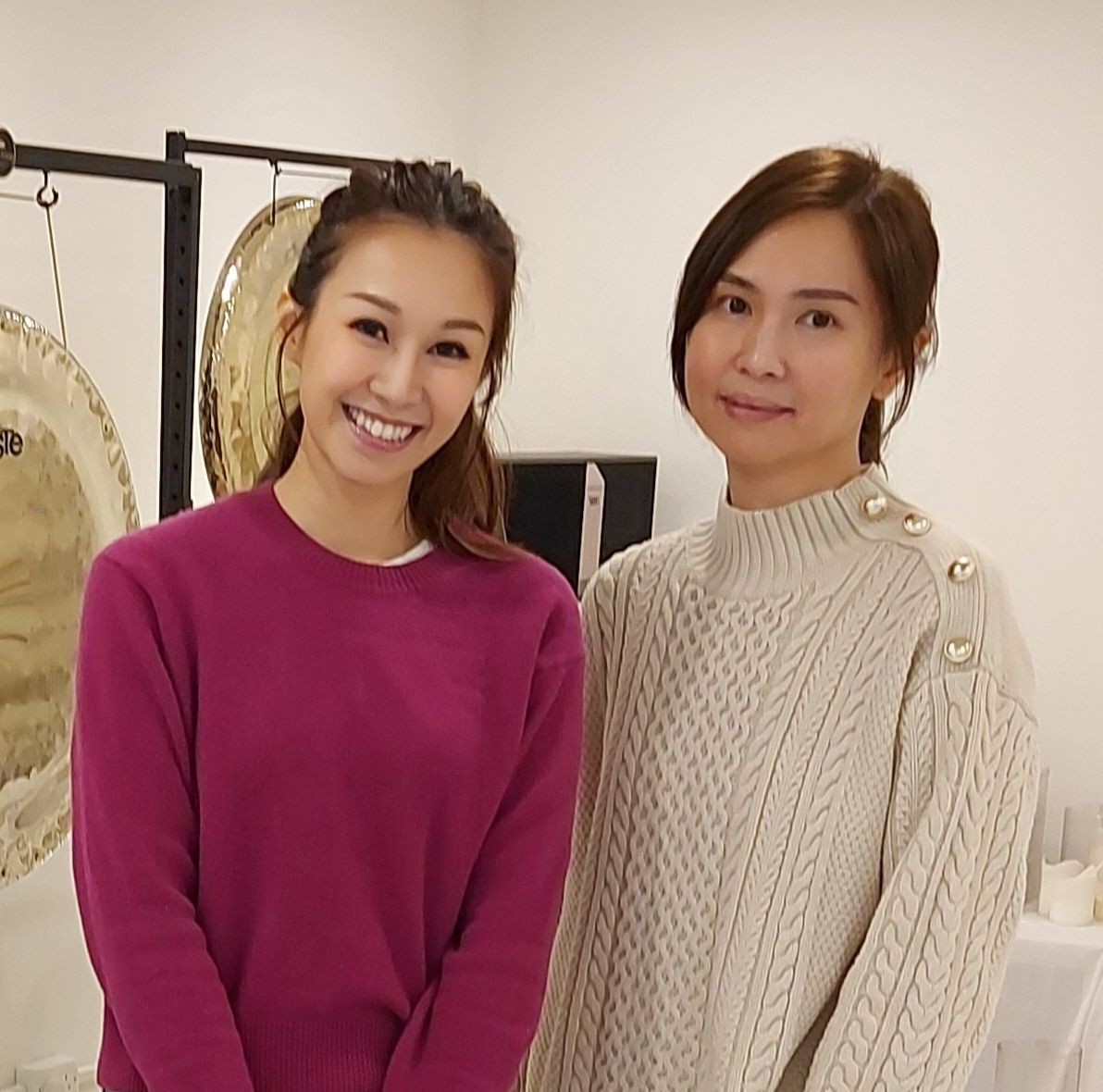 兩個女人並排站在鑼前