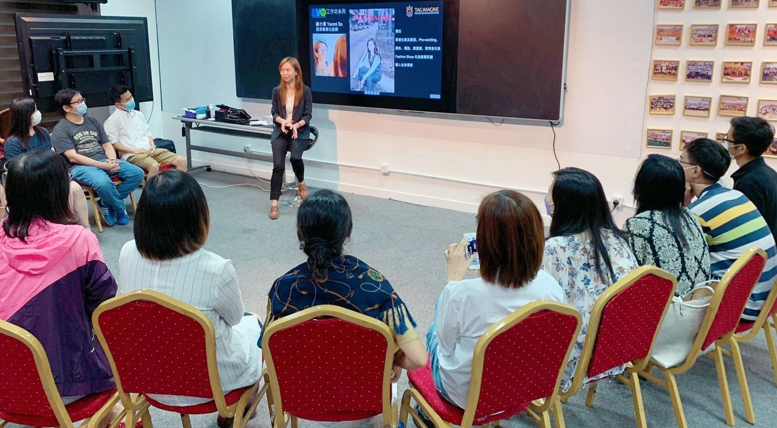 一群人圍坐在大螢幕前。