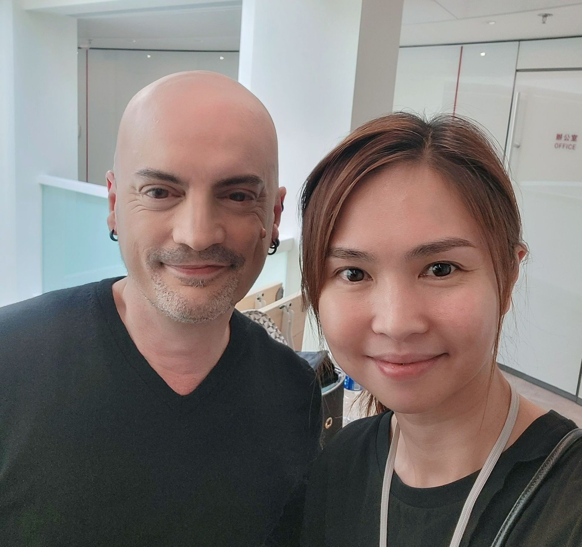 一個男人和一個女人在一起擺姿勢拍照