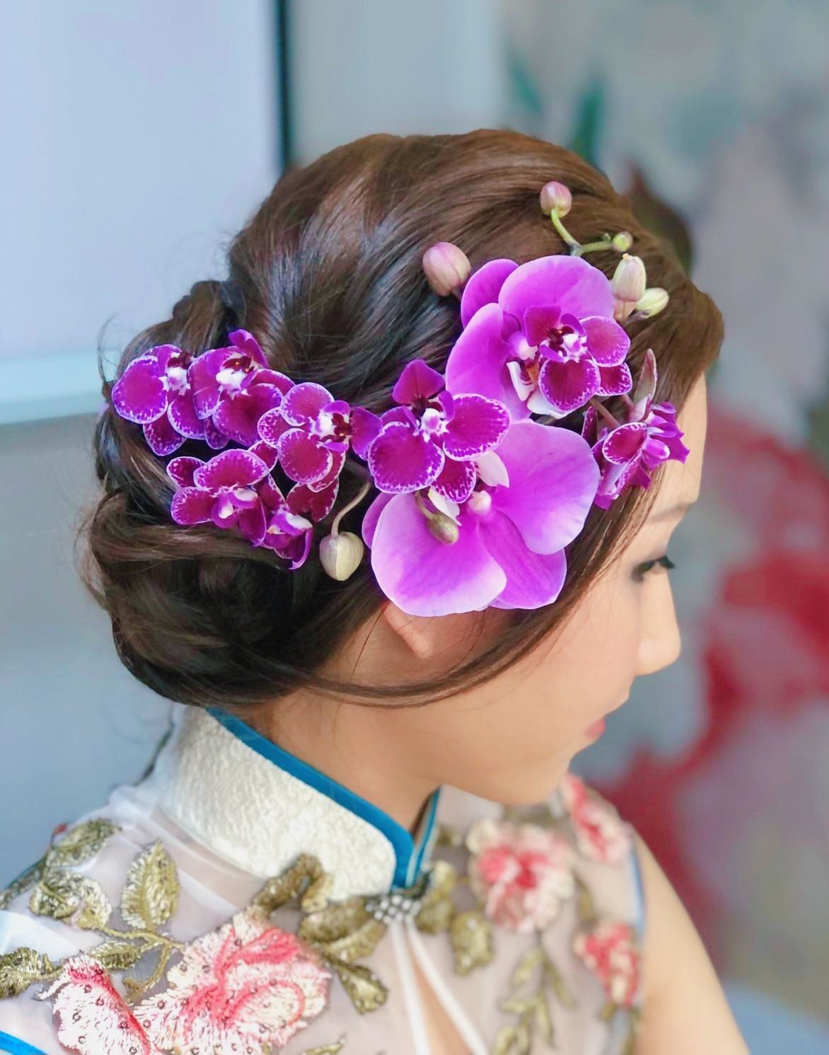 一個女人的頭髮上戴著紫色的花朵。