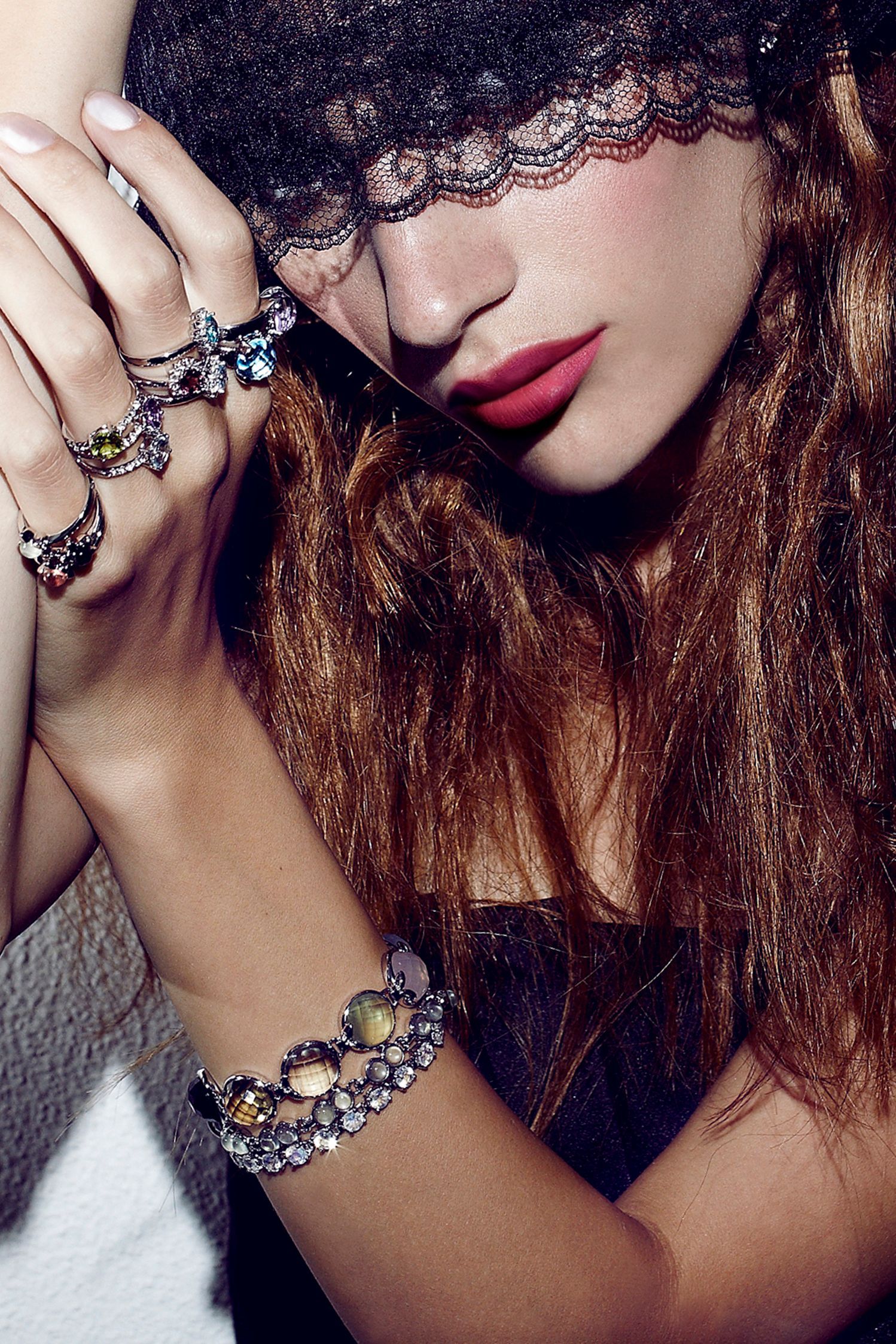 戴著黑色蕾絲帽子和手鐲的女人