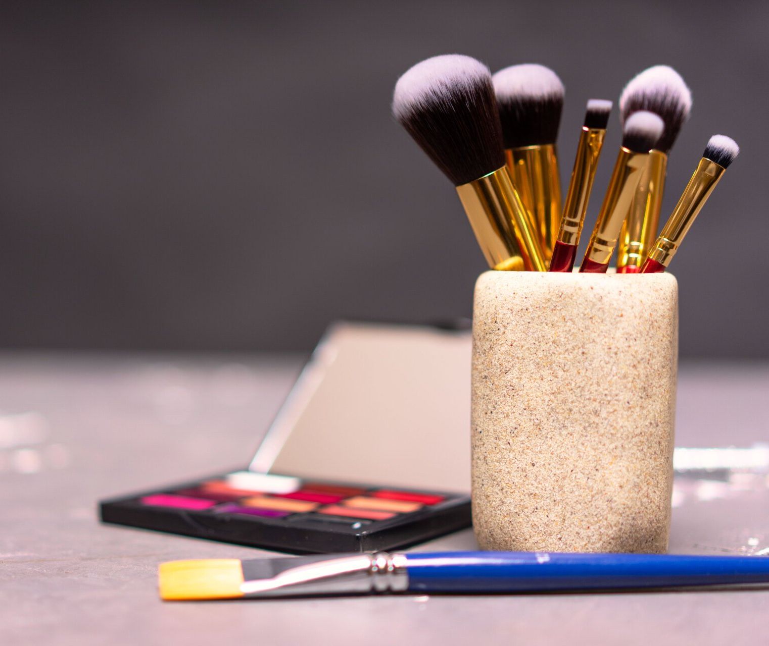 桌子上陶瓷容器中的化妝刷