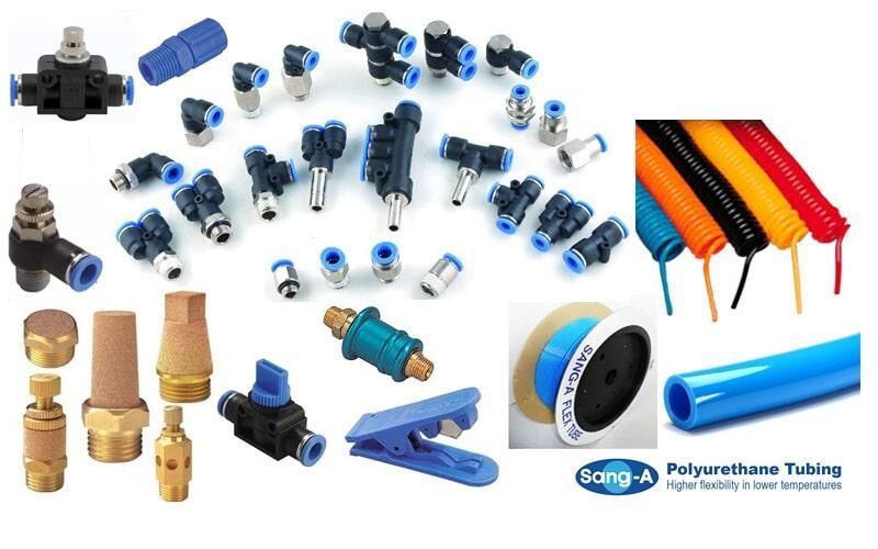 Surtido de racores neumáticos azules, válvulas, tubos y abrazaderas con mangueras de colores sobre fondo blanco.