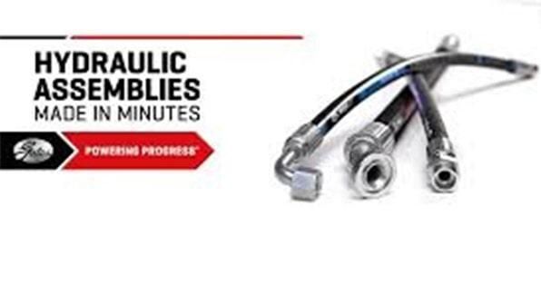 Anuncio de conjuntos hidráulicos con banner rojo y varios racores de manguera metálicos sobre fondo blanco.