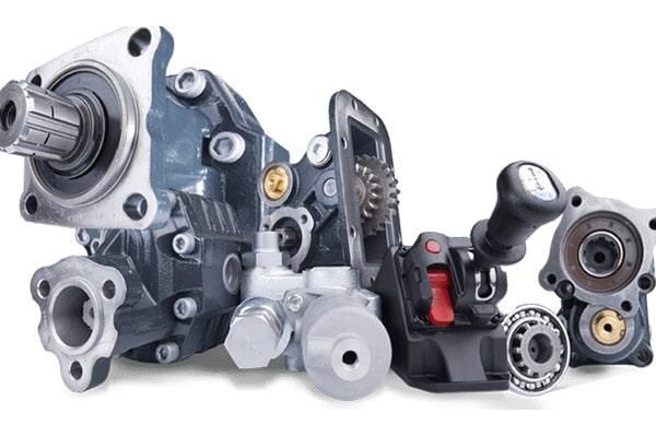 Surtido de bombas hidráulicas metálicas y piezas mecánicas dispuestas sobre un fondo blanco.