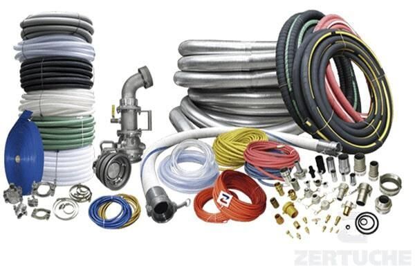 Surtido de mangueras, tuberías, accesorios y acoplamientos industriales dispuestos sobre un fondo blanco.