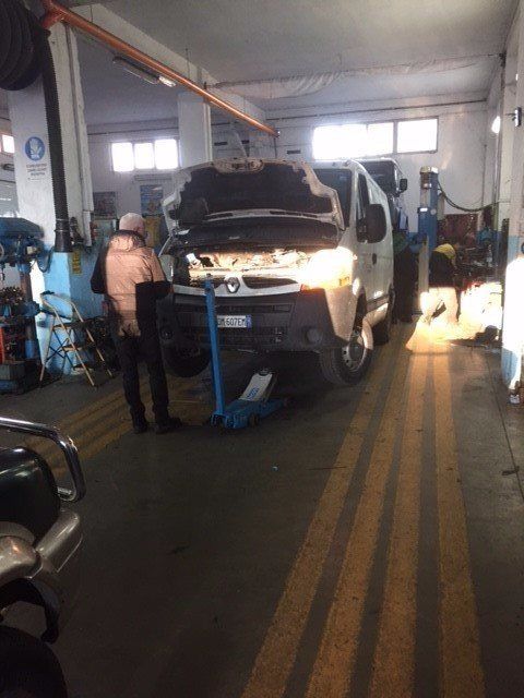 intervento di manutenzione su un motore