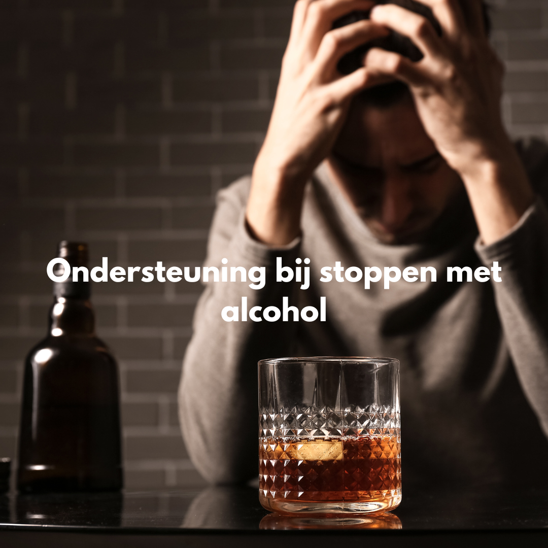 Een man zit aan een tafel met een glas alcohol en een fles alcohol