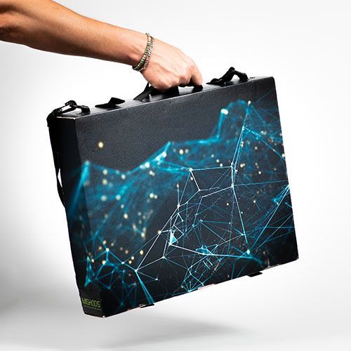 יד אוחזת במזוודה שחורה עם דוגמת רשת גיאומטרית כחולה זוהרת על רקע לבן חלק.