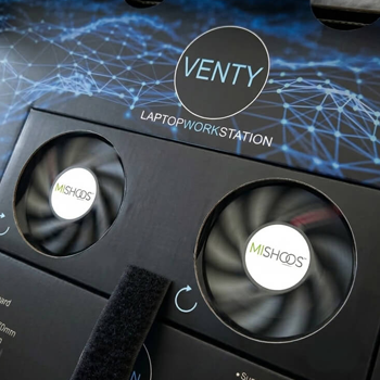 משטח קירור לתחנת עבודה למחשב נייד של Venty עם שני מאווררים של המותג Mishoos על משטח שחור עם דוגמת רשת.