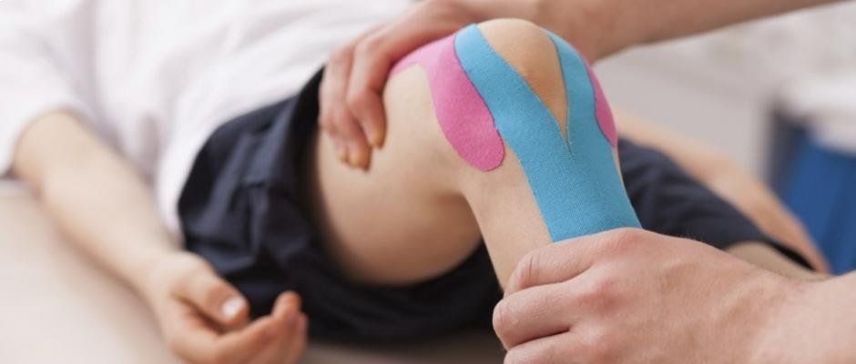 applicazione taping elastico al ginocchio