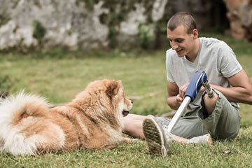 ragazzo con protesi all'arto inferiore