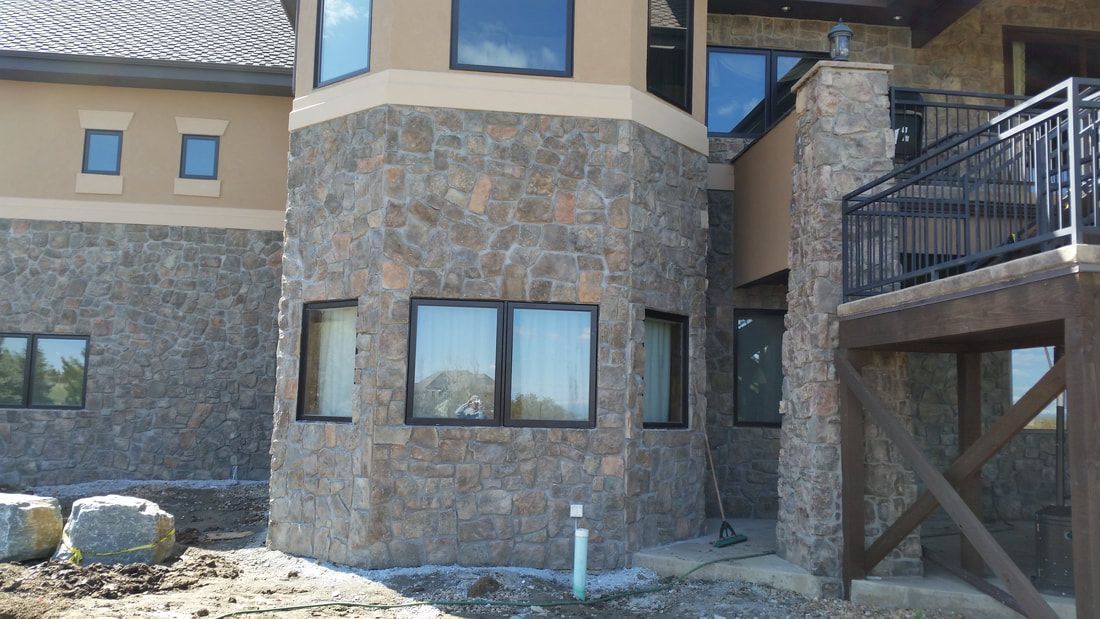 A large house with a lot of windows and a balcony.