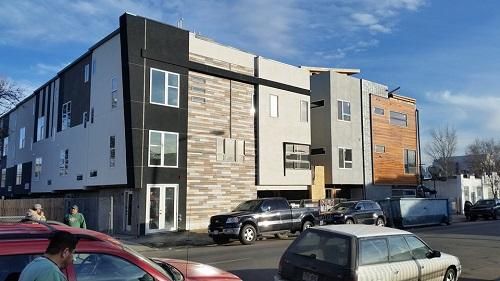 A large building with a lot of cars parked in front of it.