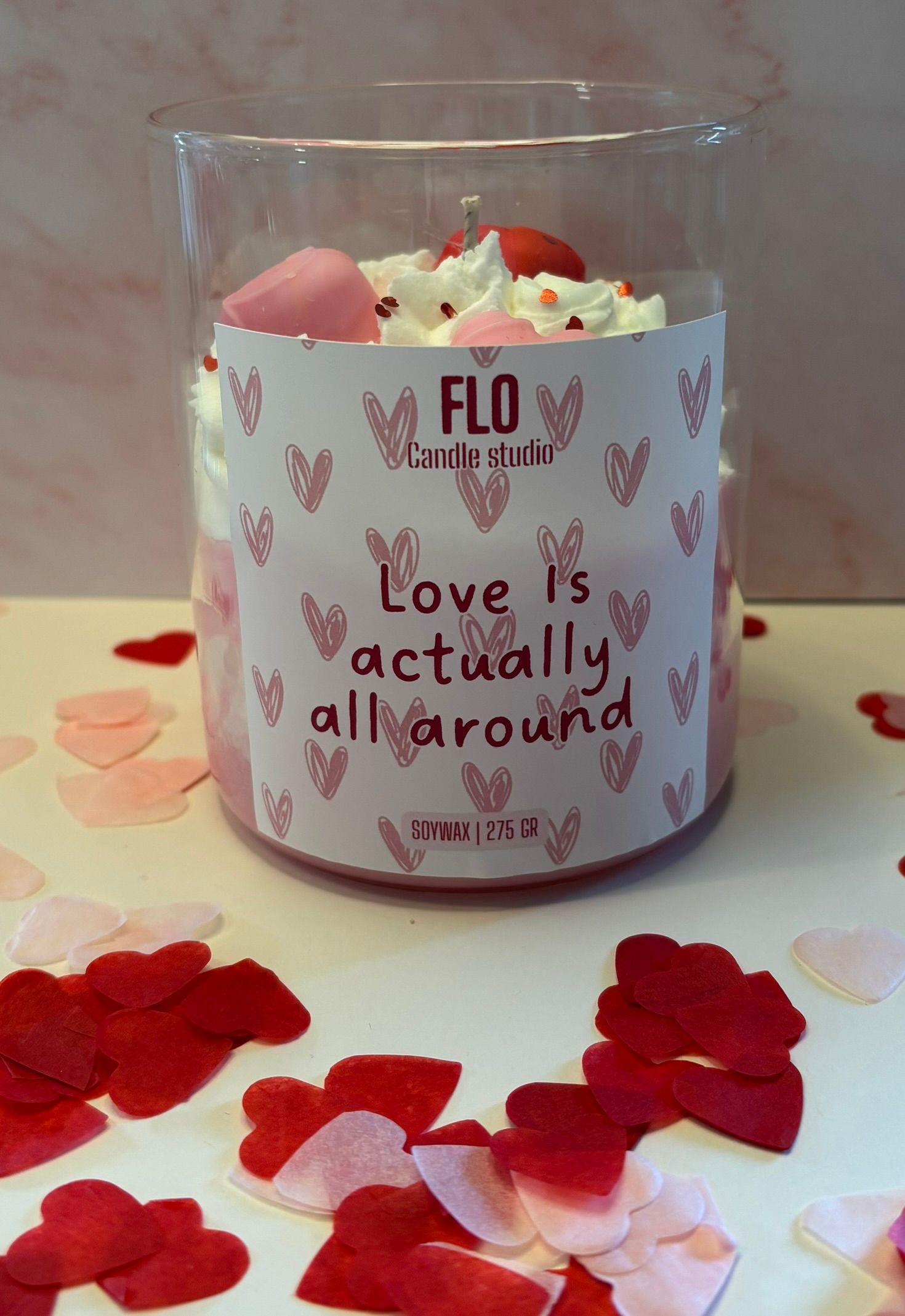 Een decoratieve kaars met een laagje opgeklopte was en een etiket met de tekst 