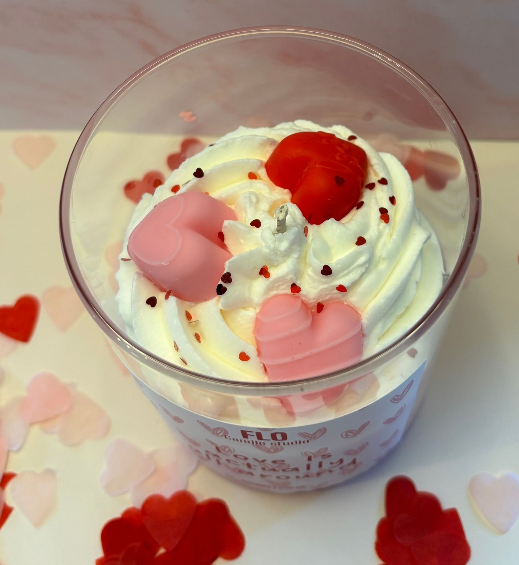 Een decoratieve kaars met een laagje opgeklopte was en een etiket met de tekst 