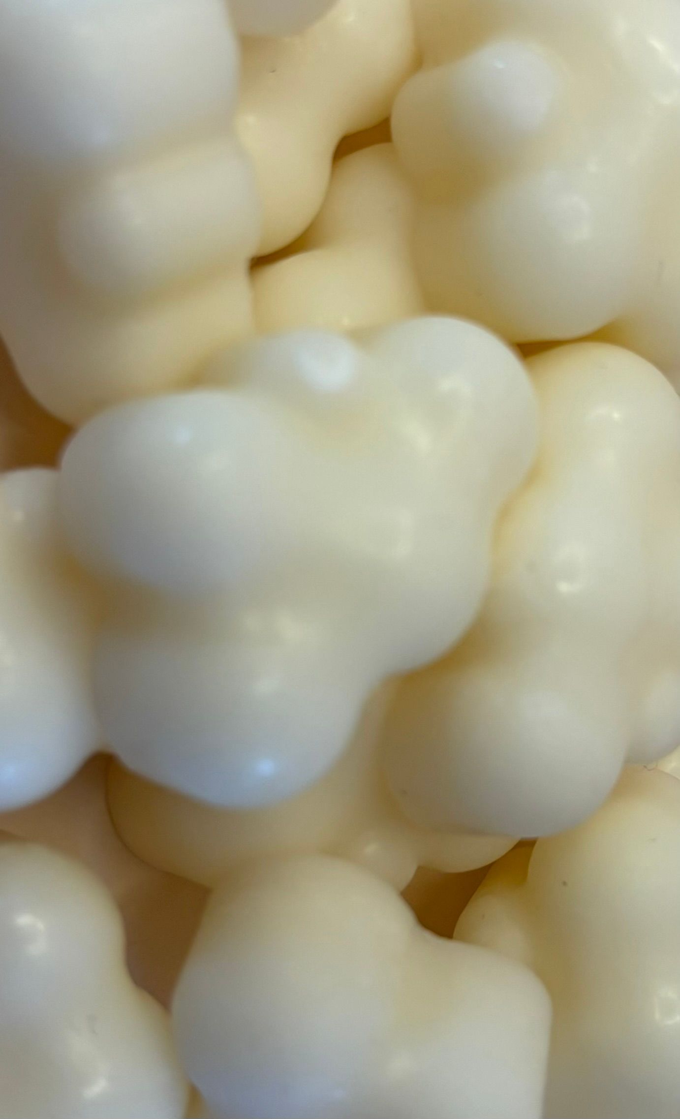 Een stapeltje kleine, gebroken witte, wolkvormige wasblokjes.