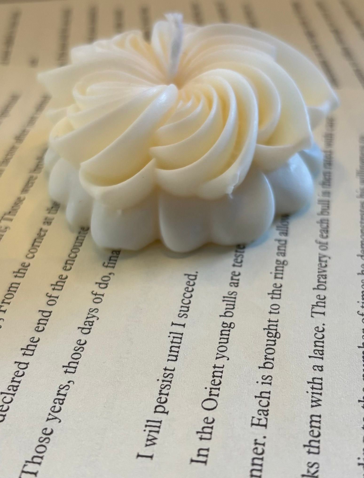 Handgemaakte Little Dahlia bloemenkaars van ongeparfumeerde sojawas met verfijnde bloemblaadjes in een elegante bloemvorm.