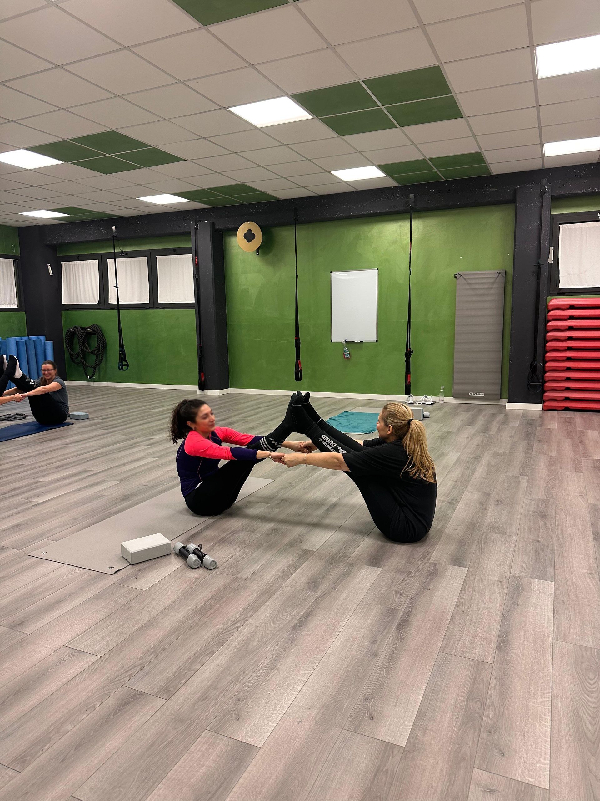 Un gruppo di persone sta facendo esercizi in palestra.