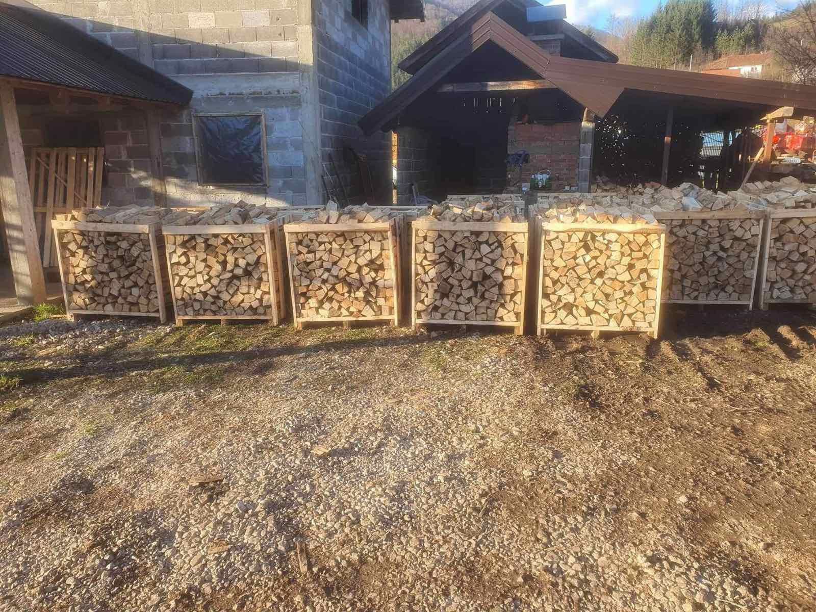 Ein Toyota-Gabelstapler transportiert Säcke mit Holzpellets in eine Garage.